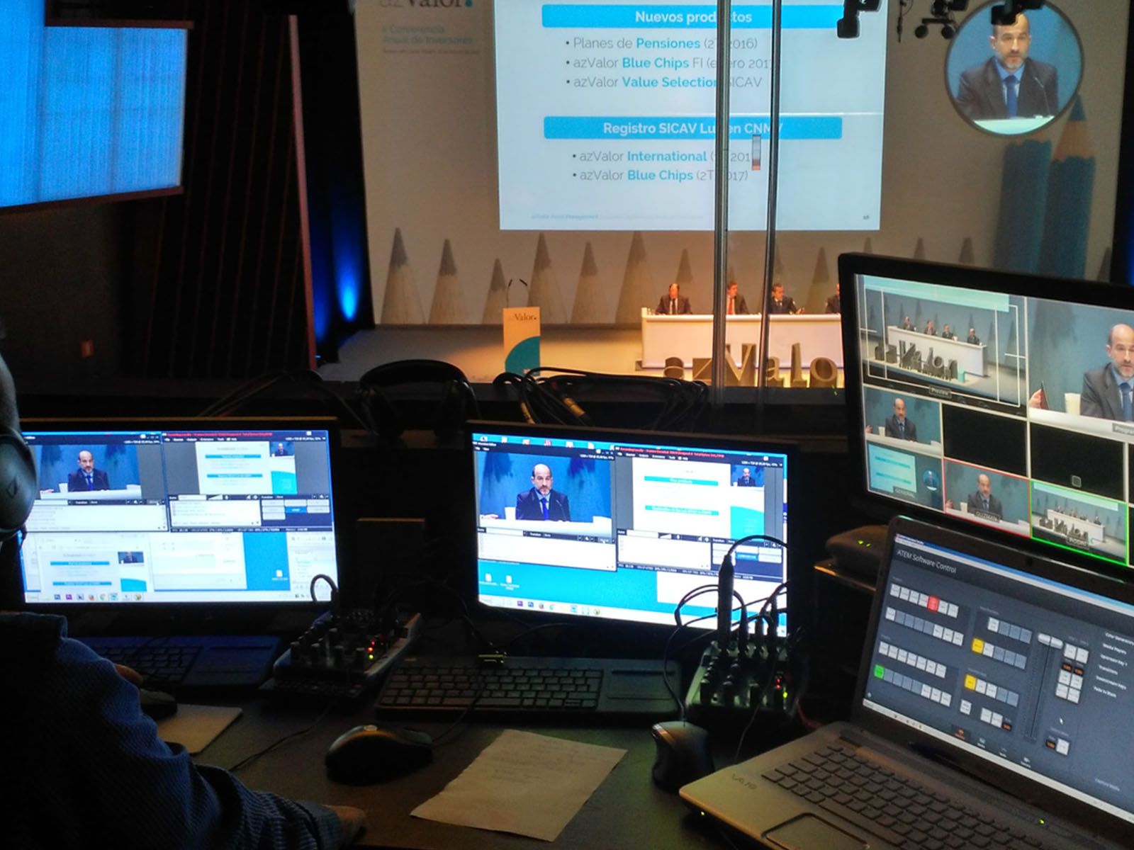 Puesto de control de emisión de Burcode supervisando el streaming en directo de una ponencia